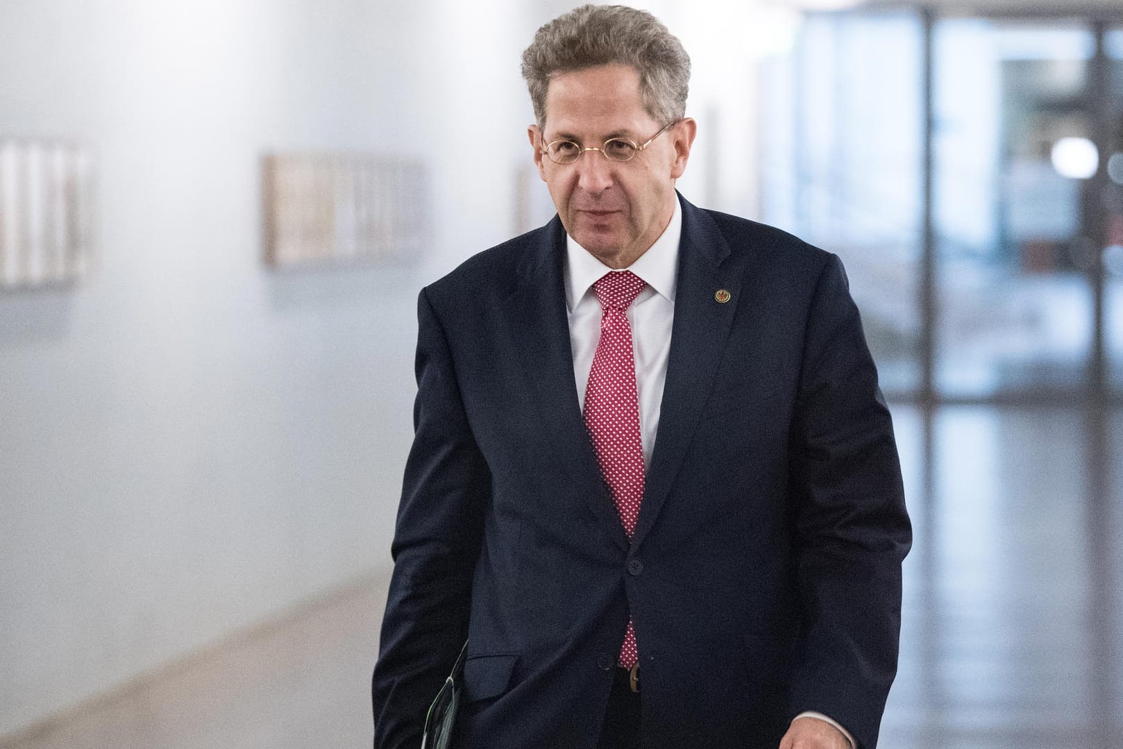 Hans-Georg Maaßen kommt aus der Sitzung des Parlamentarischen Kontrollgremiums für die Geheimdienste (PKGr) im Deutschen Bundestag: Der Chef des Verfassungsschutzes will seine Behörde strukturell an den BND angleichen.