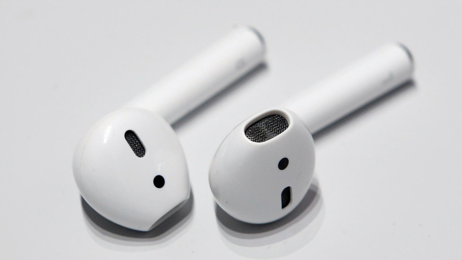 Apples AirPods bei einem Medien-Event 2016.