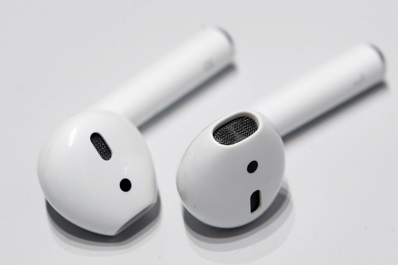 Apples AirPods bei einem Medien-Event 2016.