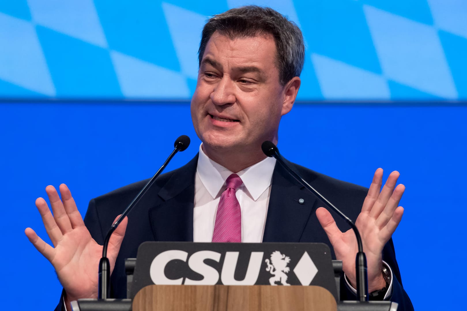 Bayerns Ministerpräsident Markus Söder versucht beim Parteitag in München seine Partei mitzureißen und noch unentschlossene Wähler für die Landtagswahl am 14. Oktober zu mobilisieren.