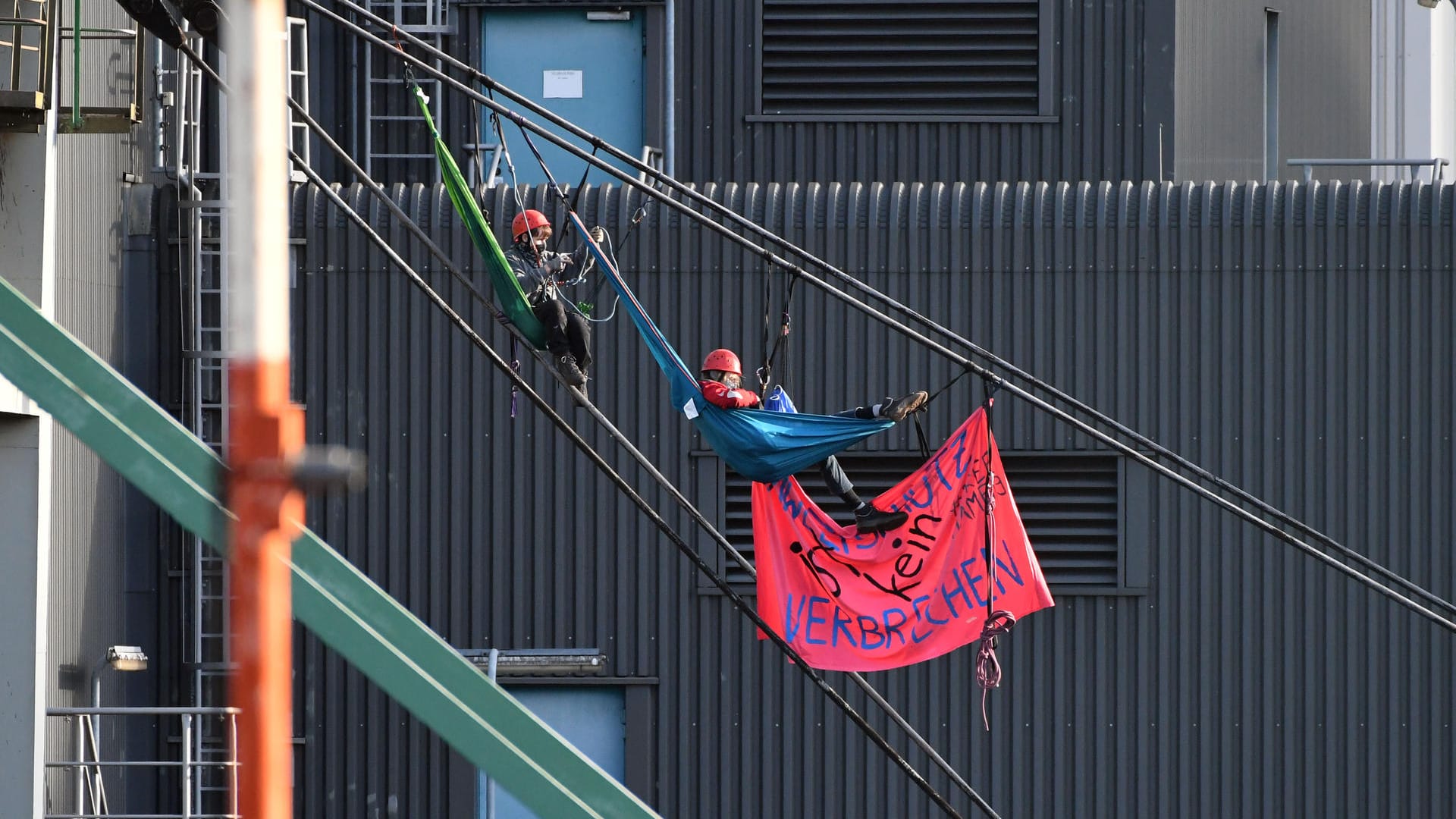 Aktivisten an einem RWE-Bagger: Der Protest soll die Braunkohlegegner im Hambacher Forst unterstützen.