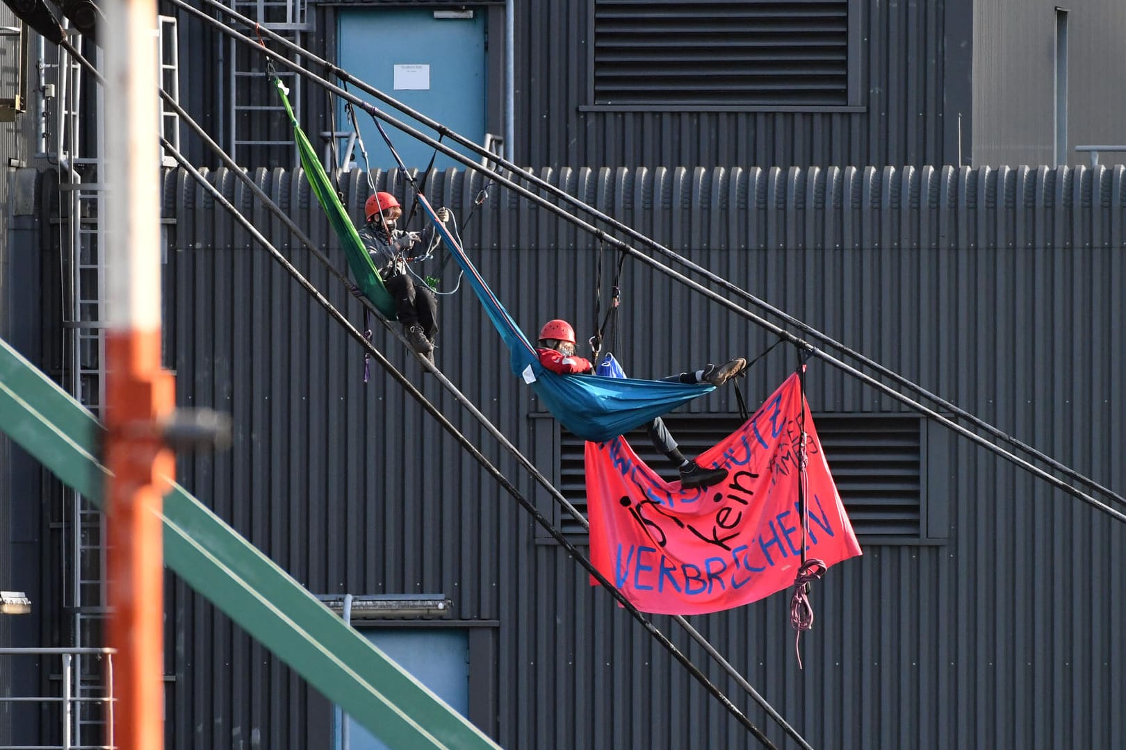 Aktivisten an einem RWE-Bagger: Der Protest soll die Braunkohlegegner im Hambacher Forst unterstützen.