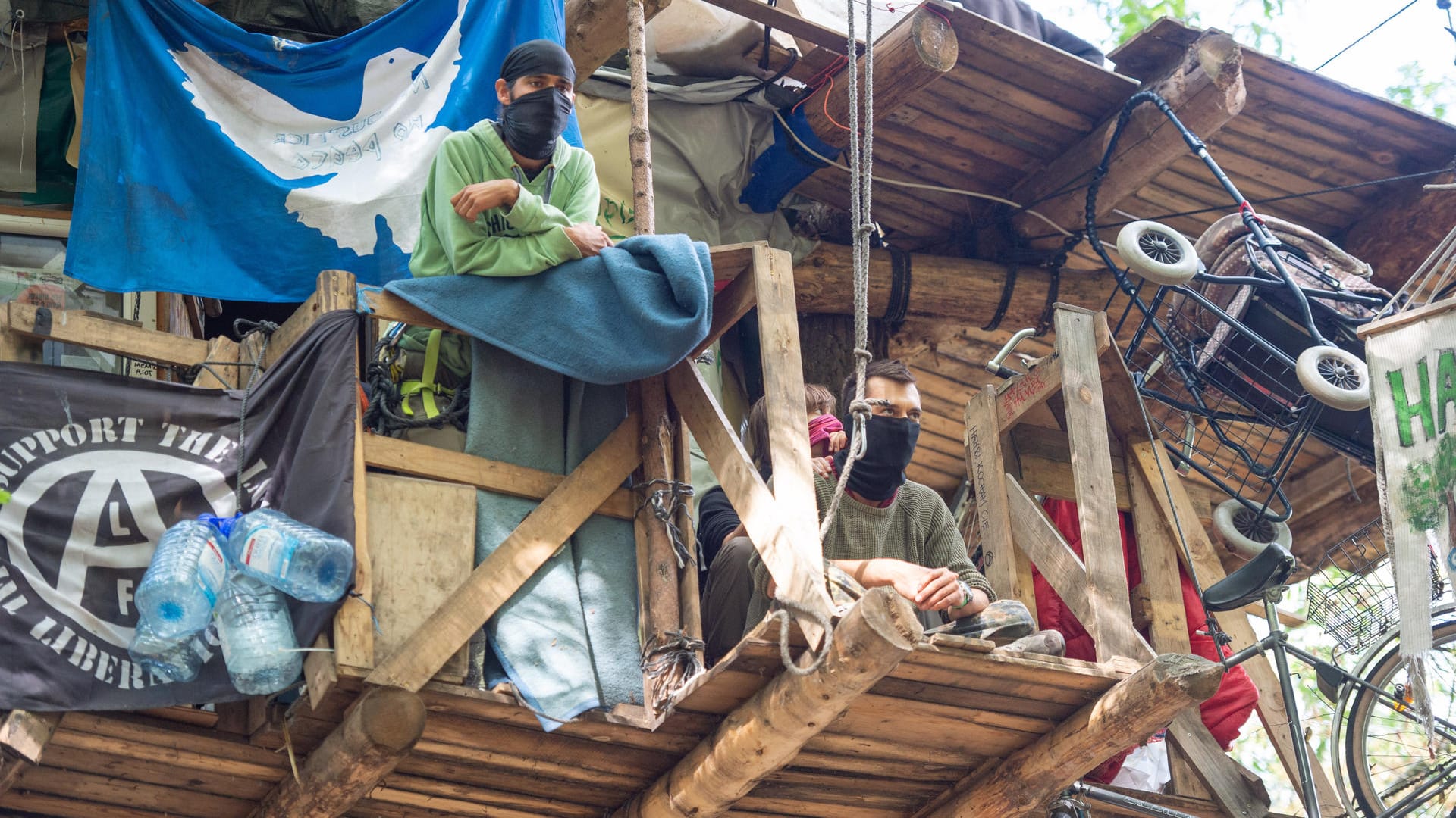 Aktivisten im Hambacher Forst in ihrem Baumhaus: Die Polizei setzt die Räumung des Waldes fort.