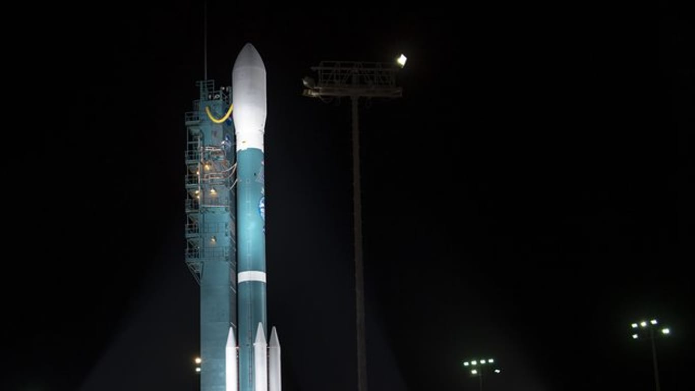 Die "Delta II" Rakete der United Launch Alliance (ULA) mit "ICESat-2" an Bord vor dem Start auf der Vandenberg Militärbasis.