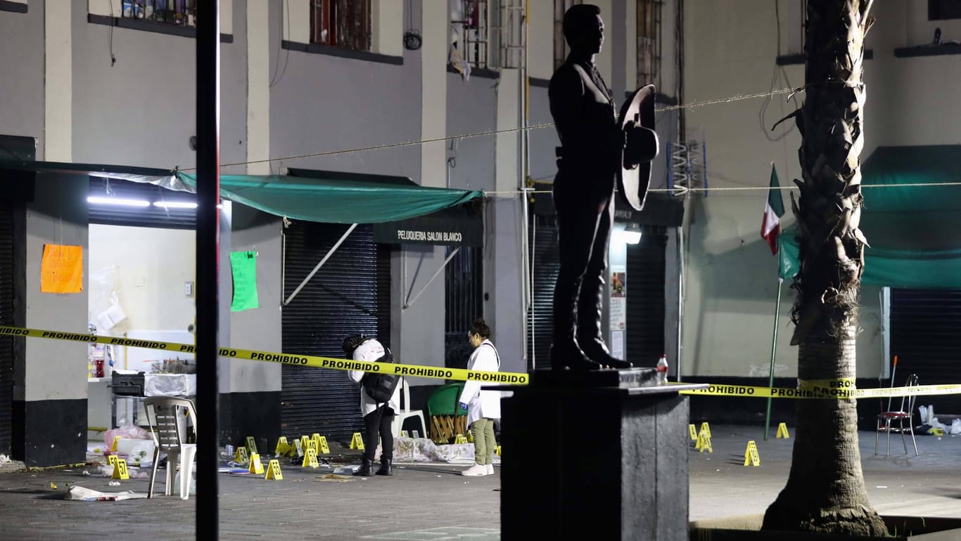 Weiträumige Absperrung auf dem Garibaldi-Platz in Mexiko-Stadt: Am Freitagabend haben als Mariachis verkleidete Männer das Feuer auf die Menschen auf dem Platz eröffnet. Drei Menschen wurden getötet, sieben wurden verletzt.