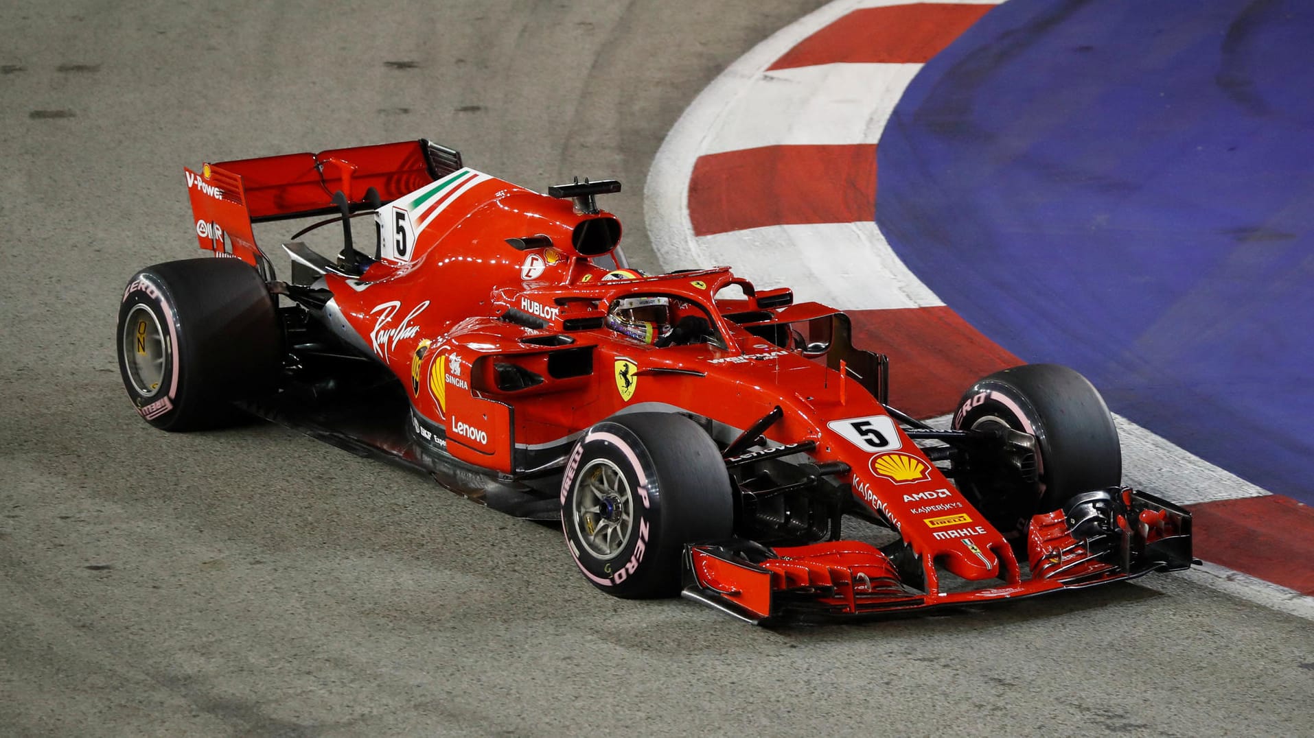 Sebastian Vettel auf dem Marina Bay Street Circuit in Singapur.