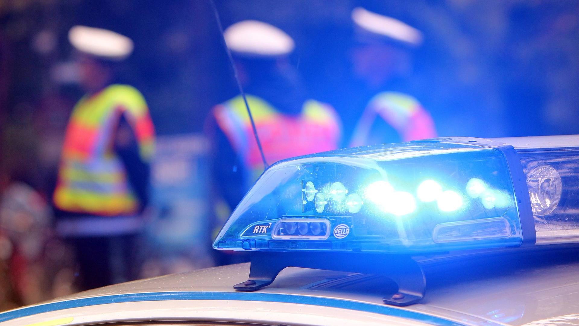 Einsatzwagen der Polizei mit eingeschaltetem Blaulicht (Symbolbild): Ein 41-jähriger Tunesier wurde am Mittwochabend von einer Gruppe Unbekannter angegriffen und ausländerfeindlich beleidigt. Geprüft wird nun, ob die Attacke in Zusammenhang mit einem zuvor geschehenen Angriff auf einen Afghanen steht.