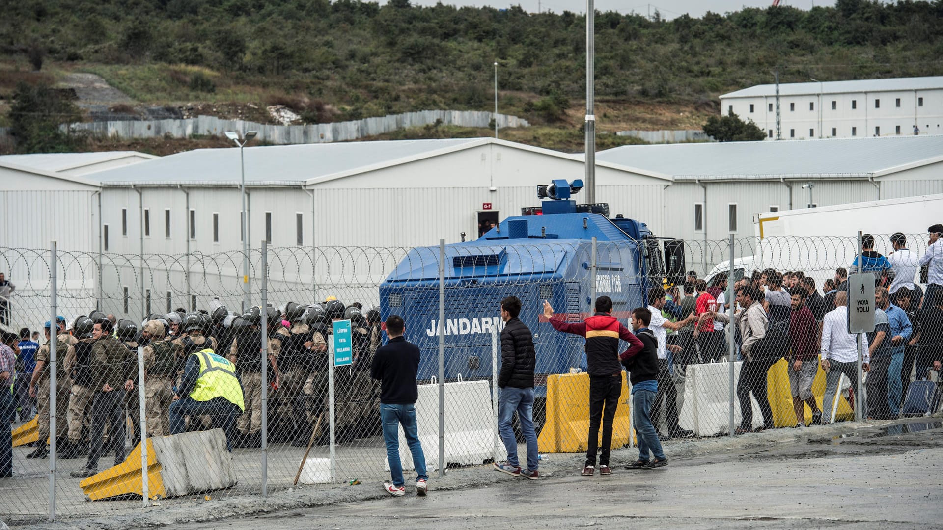 Türkische Polizei beim Einsatz gegen die Demonstration am neuen Großflughafen Istanbul: Die Baustelle am Flughafen war schon vor den Protesten wegen schlechtem Essen, Bettwanzen und zu spät gezahlten Gehältern Mittelpunkt vieler Beschwerden.