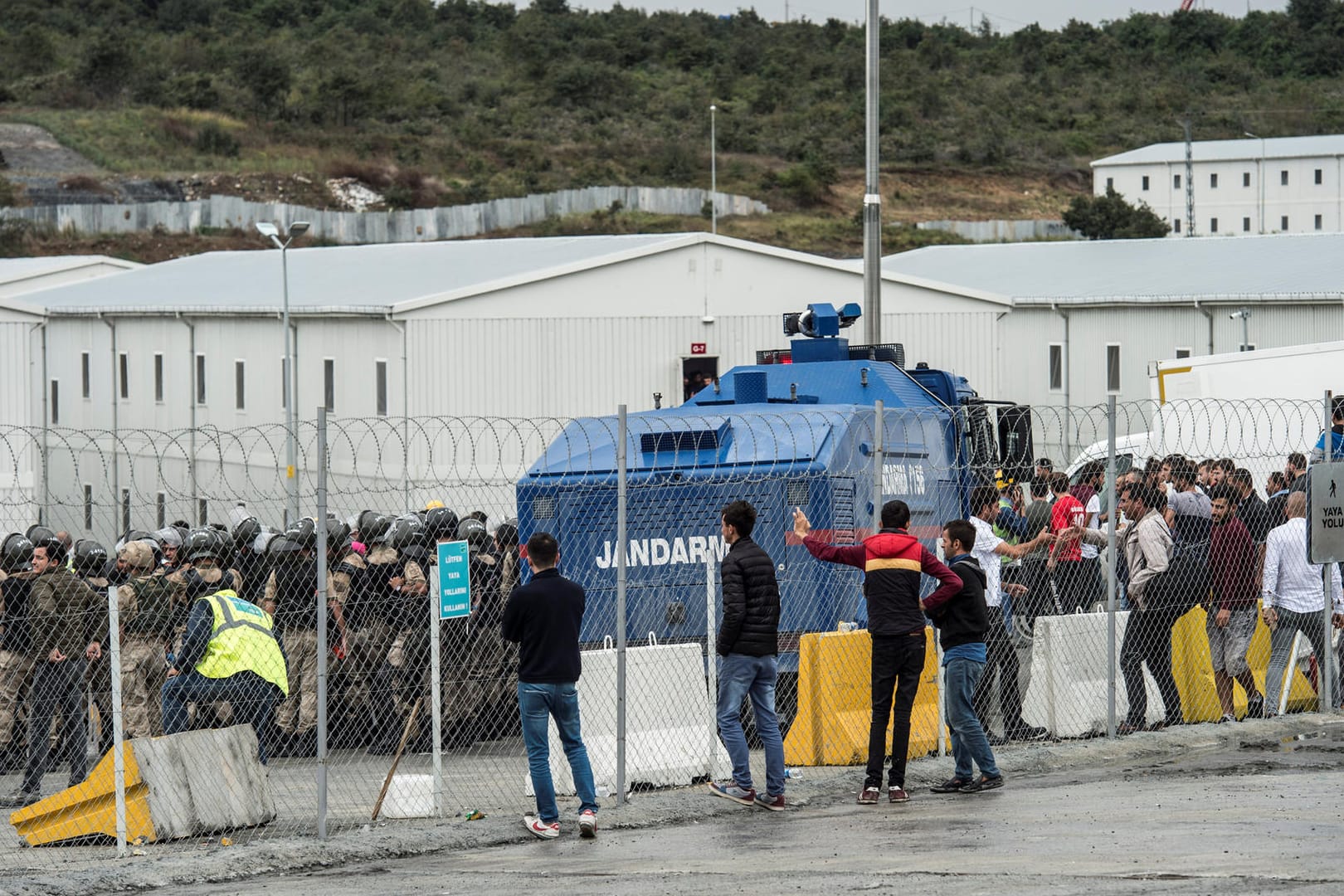 Türkische Polizei beim Einsatz gegen die Demonstration am neuen Großflughafen Istanbul: Die Baustelle am Flughafen war schon vor den Protesten wegen schlechtem Essen, Bettwanzen und zu spät gezahlten Gehältern Mittelpunkt vieler Beschwerden.