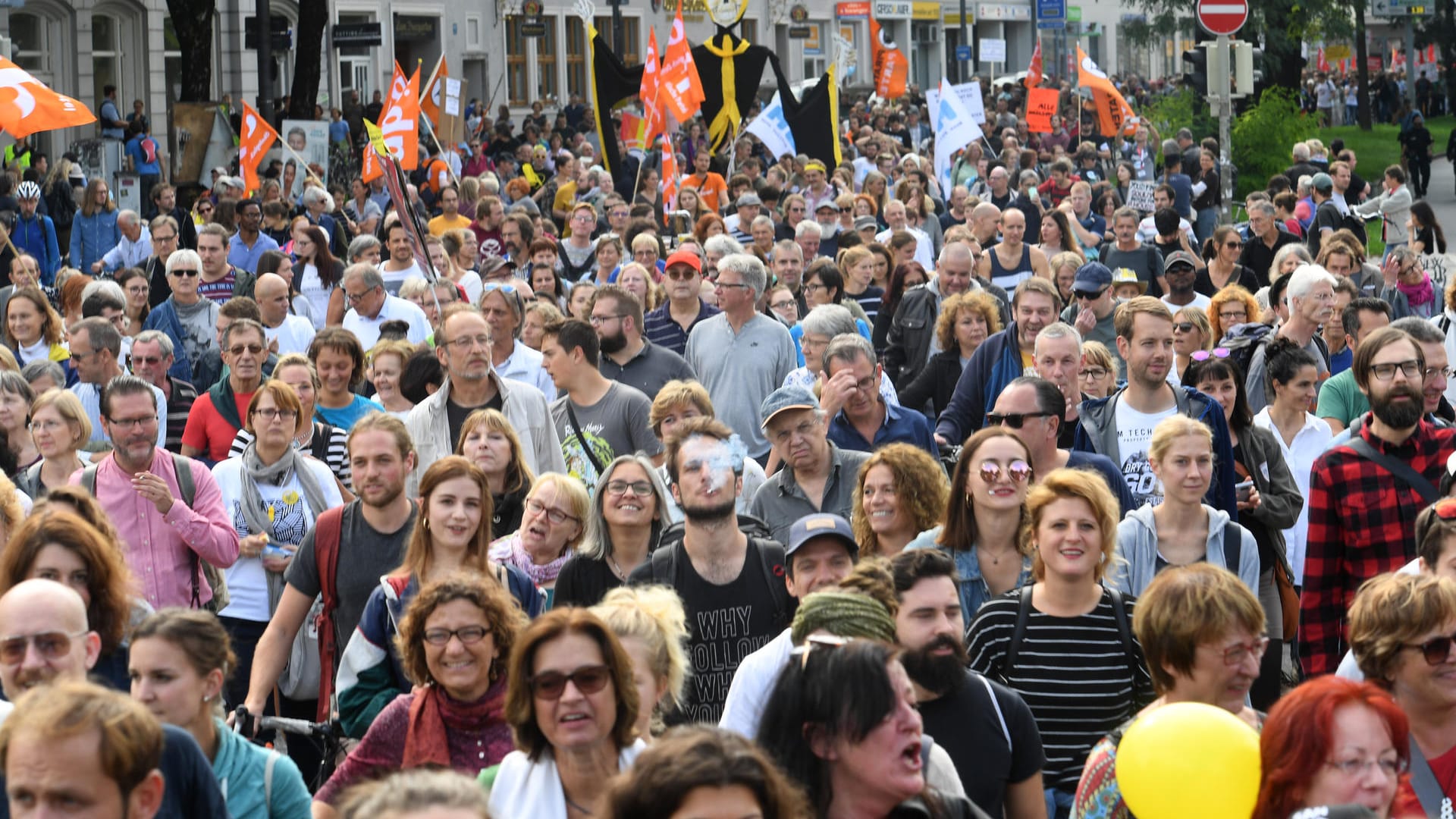 Teilnehmer einer Demonstration für bezahlbaren Wohnraum und gegen soziale Ausgrenzung unter dem Motto #ausspekuliert ziehen durch die Stadt: Ein Bündnis aus mehr als 90 Mietergemeinschaften, Gewerkschaften und Parteien hat zu der Kundgebung gegen die Entwicklungen auf dem Münchner Wohnungsmarkt aufgerufen.