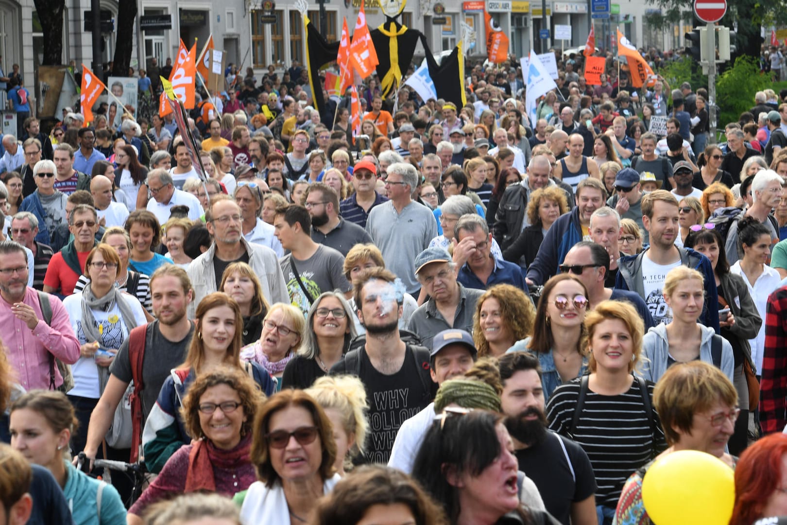 Teilnehmer einer Demonstration für bezahlbaren Wohnraum und gegen soziale Ausgrenzung unter dem Motto #ausspekuliert ziehen durch die Stadt: Ein Bündnis aus mehr als 90 Mietergemeinschaften, Gewerkschaften und Parteien hat zu der Kundgebung gegen die Entwicklungen auf dem Münchner Wohnungsmarkt aufgerufen.