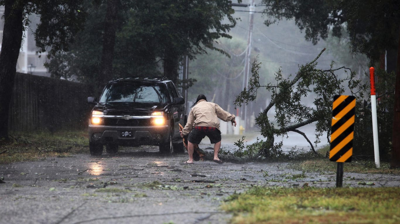 Ein Bewohner von Myrtle Beach: Sturm "Florence" hat in den USA für große Schäden gesorgt.
