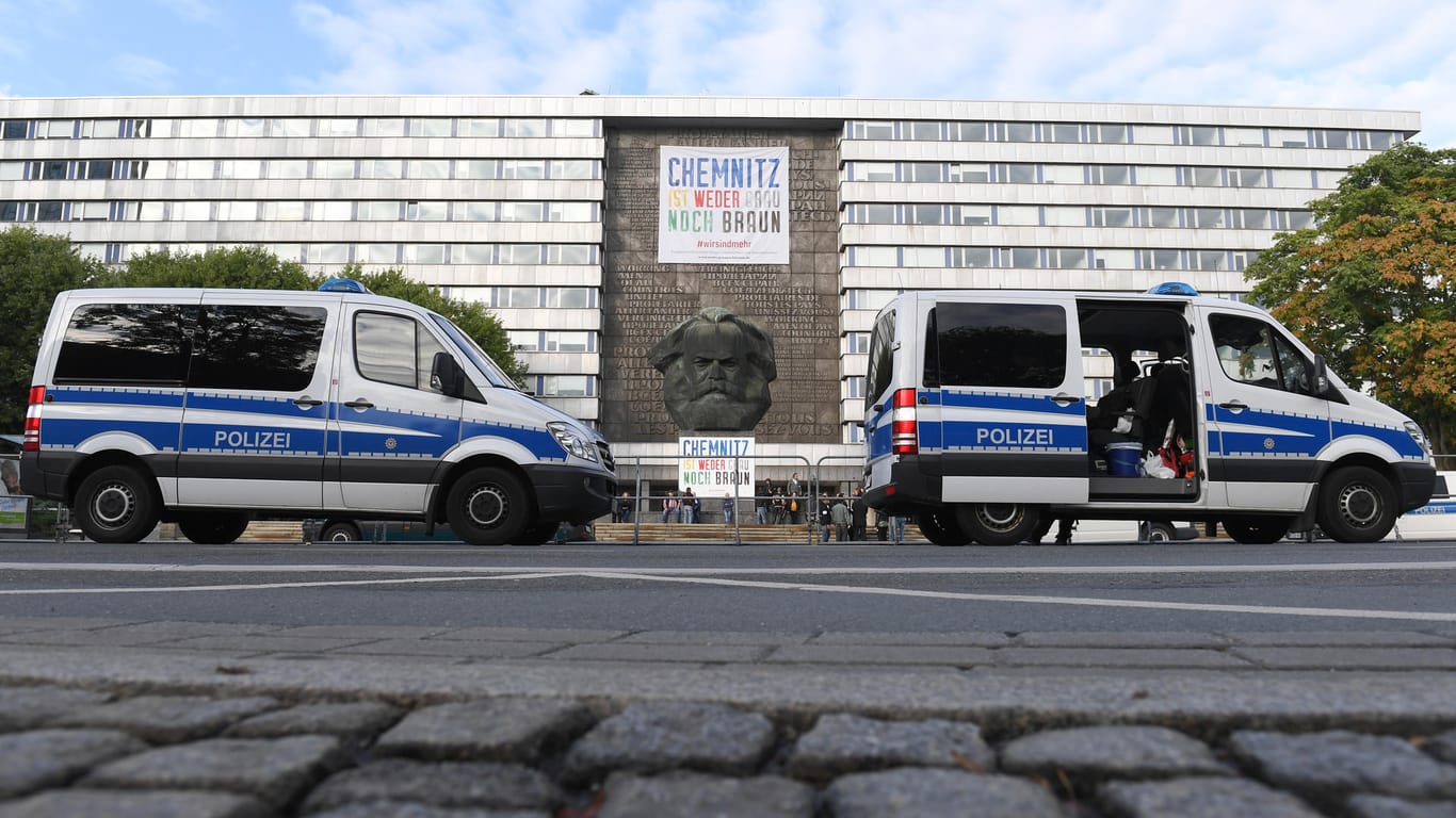 Nach einer Demonstration der rechtspopulistischen Bewegung Pro Chemnitz wurden auf der Schlossteichinsel mehrere junge Menschen von Rechtsextremen angegriffen. Die Polizei ermittelt.