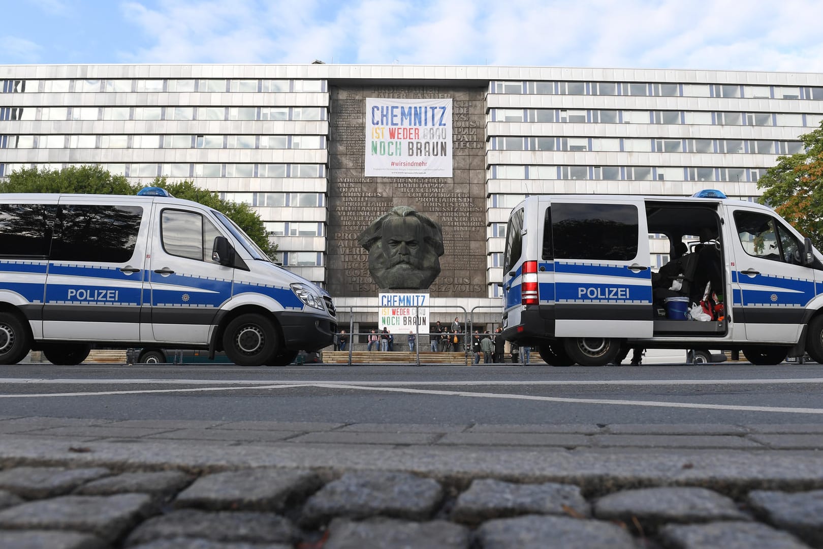 Nach einer Demonstration der rechtspopulistischen Bewegung Pro Chemnitz wurden auf der Schlossteichinsel mehrere junge Menschen von Rechtsextremen angegriffen. Die Polizei ermittelt.