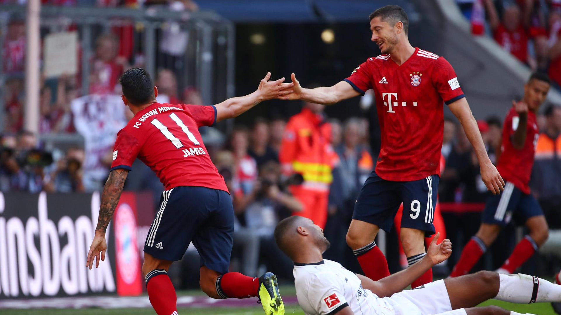 James Rodriguez feiert mit Robert Lewandowski (r.) seinen Treffer zum 3:1-Endstand.