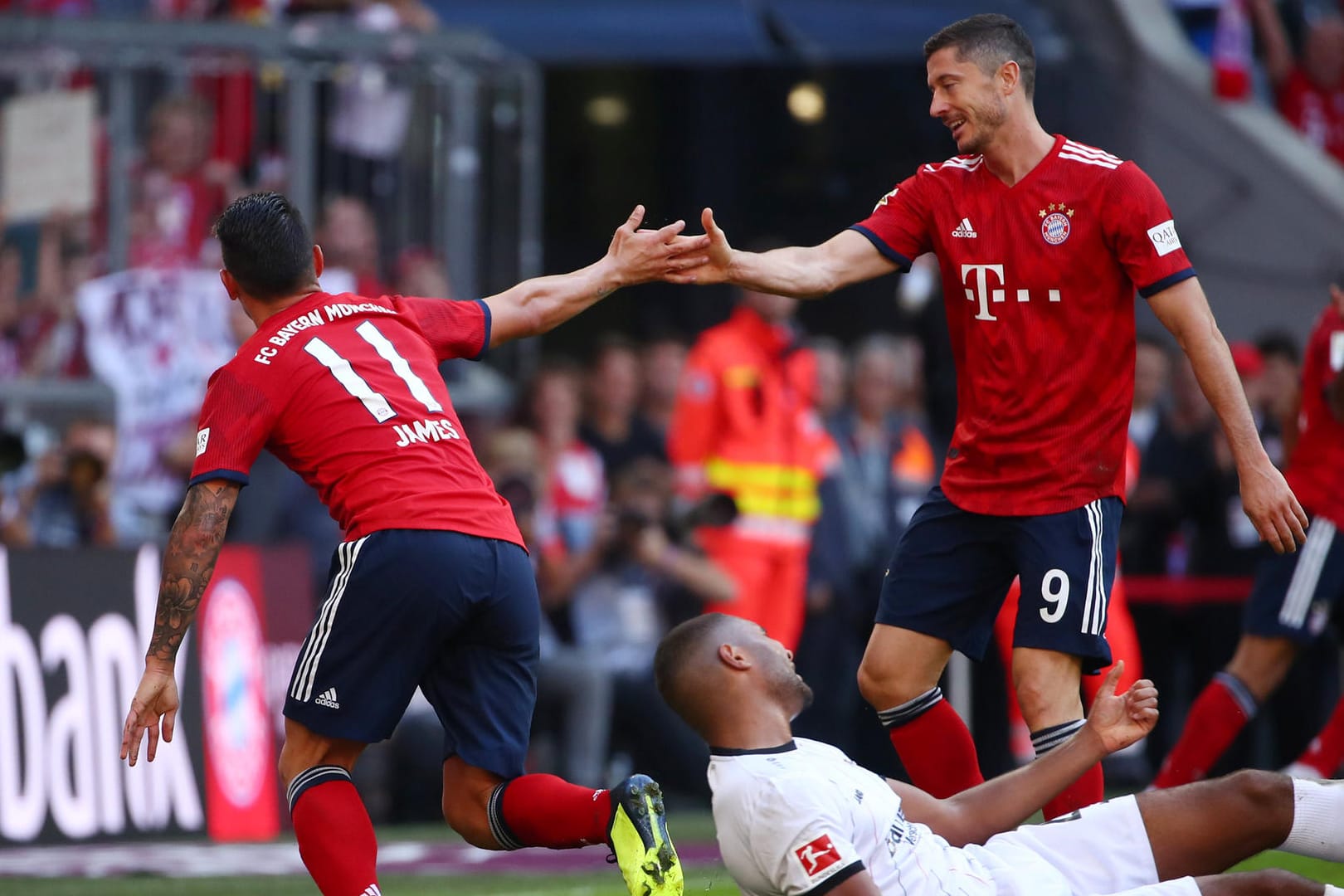 James Rodriguez feiert mit Robert Lewandowski (r.) seinen Treffer zum 3:1-Endstand.