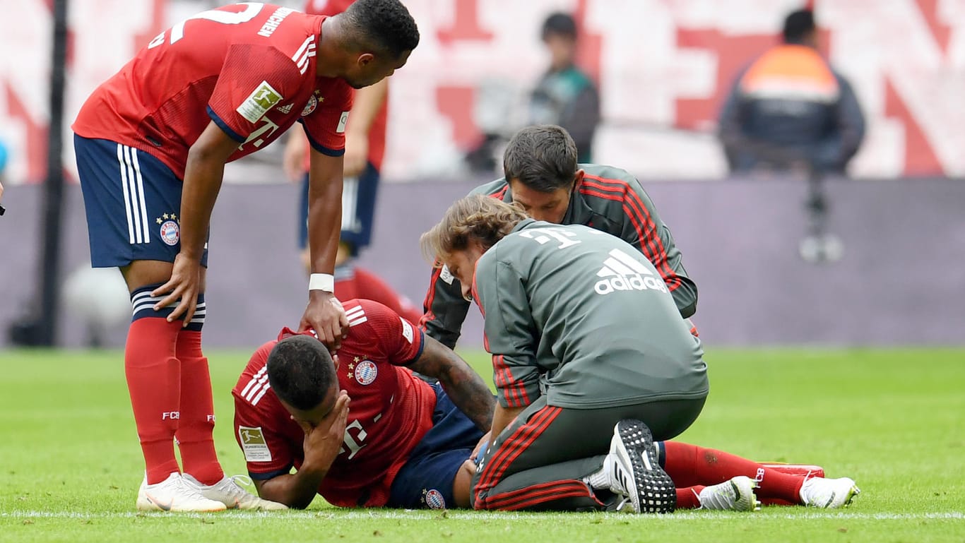 Bange Momente beim FC Bayern: Corentin Tolisso (m.) liegt verletzt am Boden und bekommt Trost von Teamkollege Serge Gnabry.