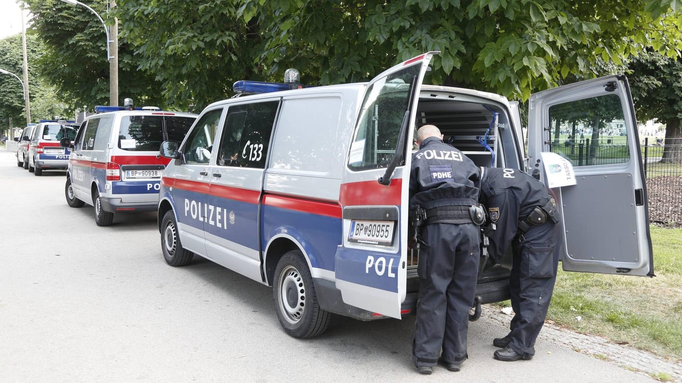 Die Polizei hat in einem Wiener Hotelzimmer die Leiche einer 25-jährigen Deutschen gefunden.