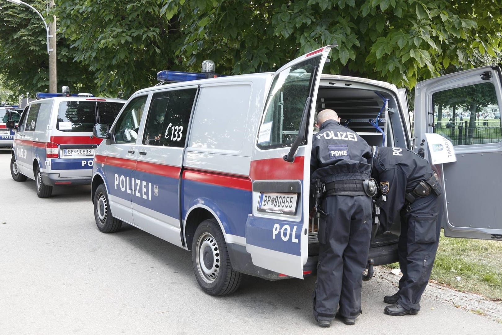 Die Polizei hat in einem Wiener Hotelzimmer die Leiche einer 25-jährigen Deutschen gefunden.