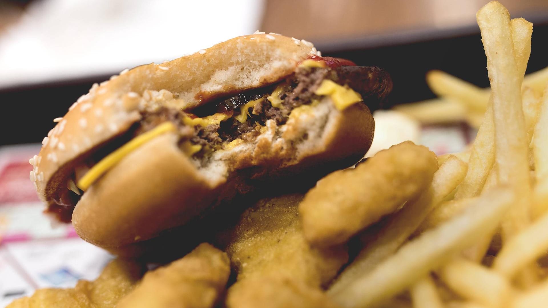 Angebissener Burger im Fast-Food-Lokal (Symbolbild): Vor dem Essen gab's Streit. Angebissener Burger im Fast-Food-Lokal (Symbolbild): Vor dem Essen gab's Streit.
