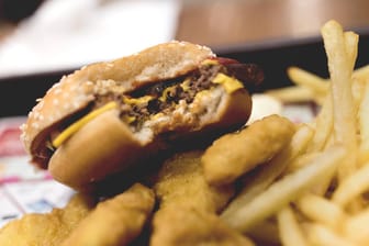 Angebissener Burger im Fast-Food-Lokal (Symbolbild): Vor dem Essen gab's Streit.
