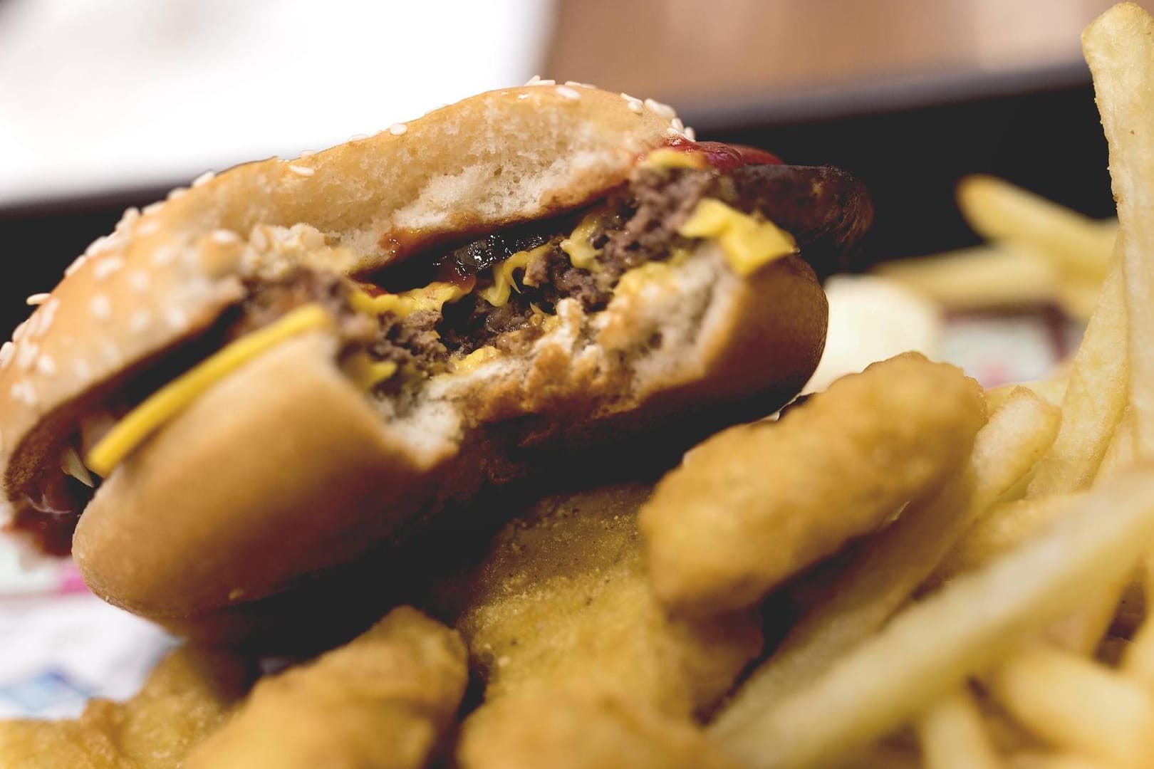 Angebissener Burger im Fast-Food-Lokal (Symbolbild): Vor dem Essen gab's Streit.
