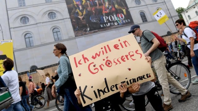 In München demonstrierten rund 7000 Menschen gegen Luxussanierungen und steigende Mieten. In München demonstrierten rund 7000 Menschen gegen Luxussanierungen und steigende Mieten.