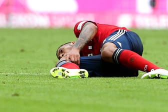 Schockmoment für die Bayern: Corentin Tolisso liegt nach einem Zusammenprall mit Kevin Volland verletzt am Boden.