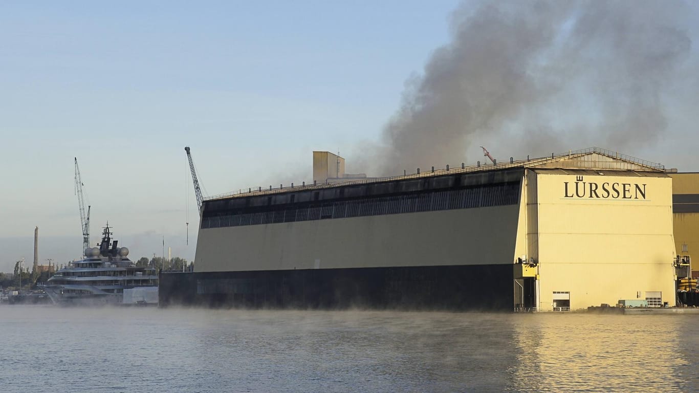 News Bilder des Tages Auf der Bremer Lürssen Werft in Vegesack brennt eine Millionenjacht namens Sas