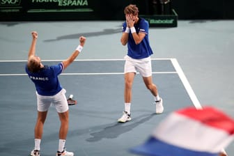 Frankreich wieder im Finale: Julien Benneteau und Nicolas Mahut holen den entscheidenden dritten Punkt gegen Spanien im Doppel.