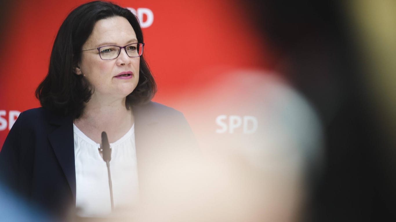 Die SPD-Parteivorsitzende Andrea Nahles hat am Samstag noch mal mit Nachdruck den Abgang von Verfassungsschutz-Präsident Hans-Georg Maaßen gefordert.