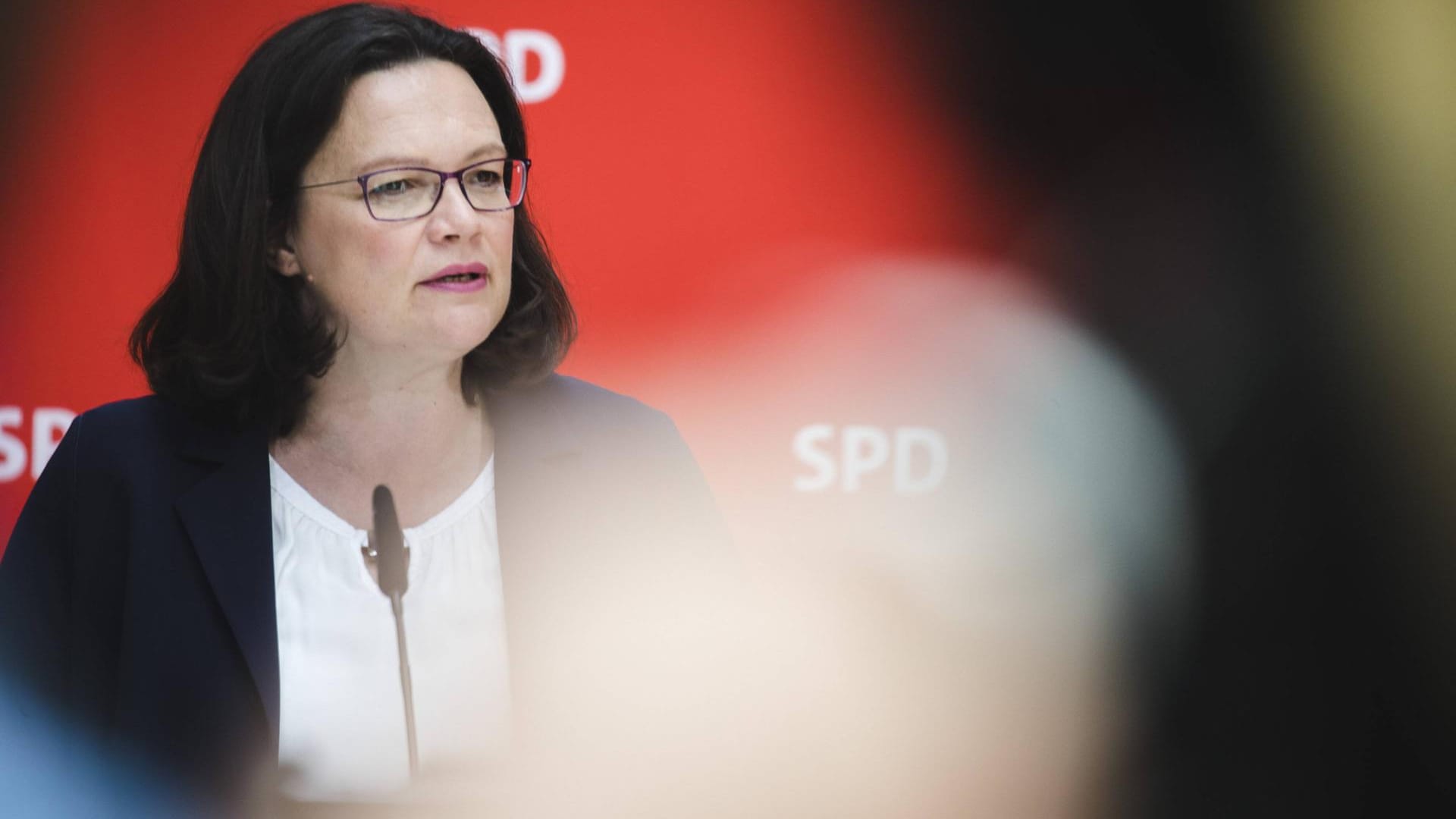 Die SPD-Parteivorsitzende Andrea Nahles hat am Samstag noch mal mit Nachdruck den Abgang von Verfassungsschutz-Präsident Hans-Georg Maaßen gefordert. Die SPD-Parteivorsitzende Andrea Nahles hat am Samstag noch mal mit Nachdruck den Abgang von Verfassungsschutz-Präsident Hans-Georg Maaßen gefordert.