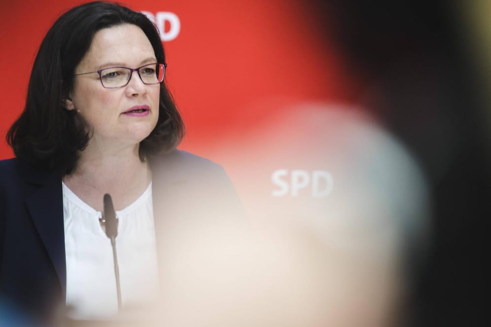 Die SPD-Parteivorsitzende Andrea Nahles hat am Samstag noch mal mit Nachdruck den Abgang von Verfassungsschutz-Präsident Hans-Georg Maaßen gefordert.
