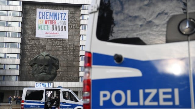 Die Gruppe soll nach einer Kundgebung der rechtspopulistischen Bewegung Pro Chemnitz Menschen in einem Park bedroht haben. Die Gruppe soll nach einer Kundgebung der rechtspopulistischen Bewegung Pro Chemnitz Menschen in einem Park bedroht haben.