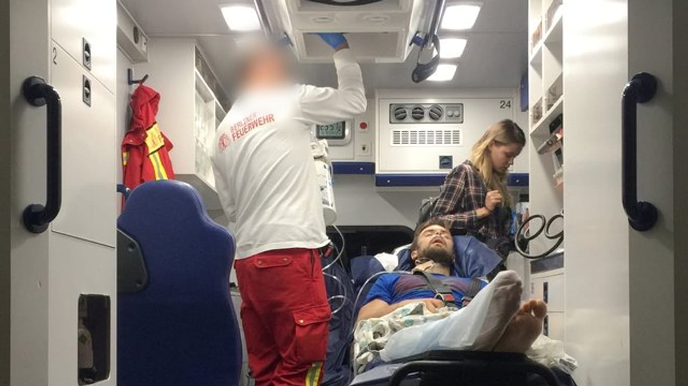 Der erkrankte Pjotr Wersilow wird nach der Landung auf dem Flughafen Schönefeld in einem Krankenwagen versorgt.