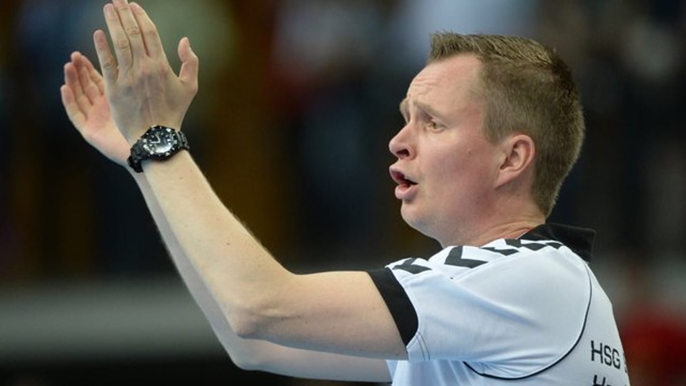 Trainer Andre Fuhr hat mit den Handball-Damen der TuS Metzingen die erste Qualifikationsrunde im EHF-Pokal überstanden.