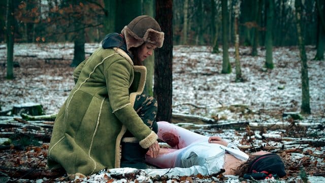 Die Bloggerin Charlie (Stefanie Stappenbeck) findet an einem eiskalten Wintertag im Wald die tote Joggerin Carolina Gröning (Tatiana Nekrasov).