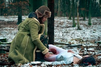 Die Bloggerin Charlie (Stefanie Stappenbeck) findet an einem eiskalten Wintertag im Wald die tote Joggerin Carolina Gröning (Tatiana Nekrasov).