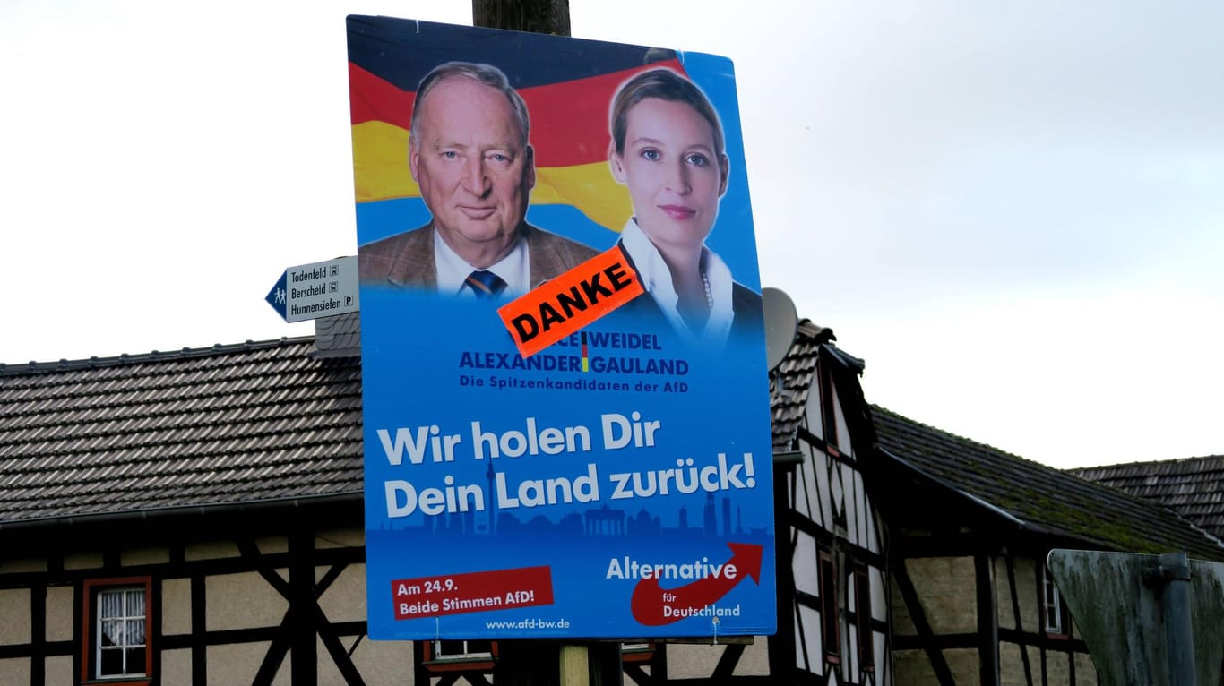 Plakat der AfD: Die Partei hat laut einer Umfrage die CDU in Ostdeutschland hinter sich gelassen.