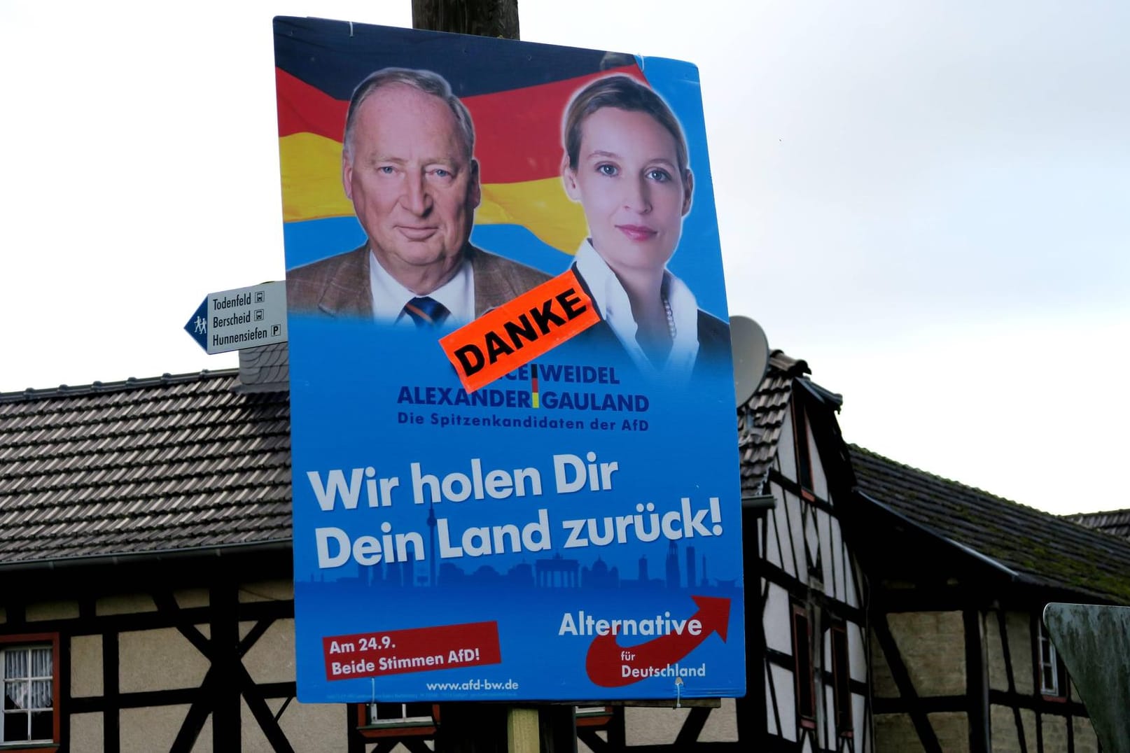 Plakat der AfD: Die Partei hat laut einer Umfrage die CDU in Ostdeutschland hinter sich gelassen.