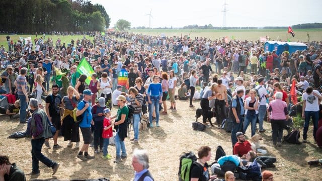 Die Demonstrationen von mehreren tausend Braunkohlegegnern haben die weitere Räumung des Hambacher Forstes am Wochenende nicht stoppen können. Die Demonstrationen von mehreren tausend Braunkohlegegnern haben die weitere Räumung des Hambacher Forstes am Wochenende nicht stoppen können.