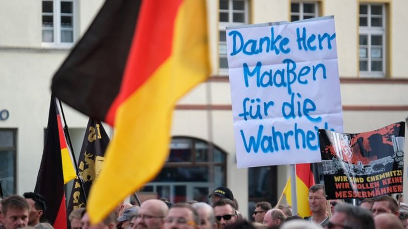 Teilnehmer einer Demonstration von rechtsgerichteten Bündnissen in Köthen halten ein Plakat "Danke Herr Maaßen für die Wahrheit".