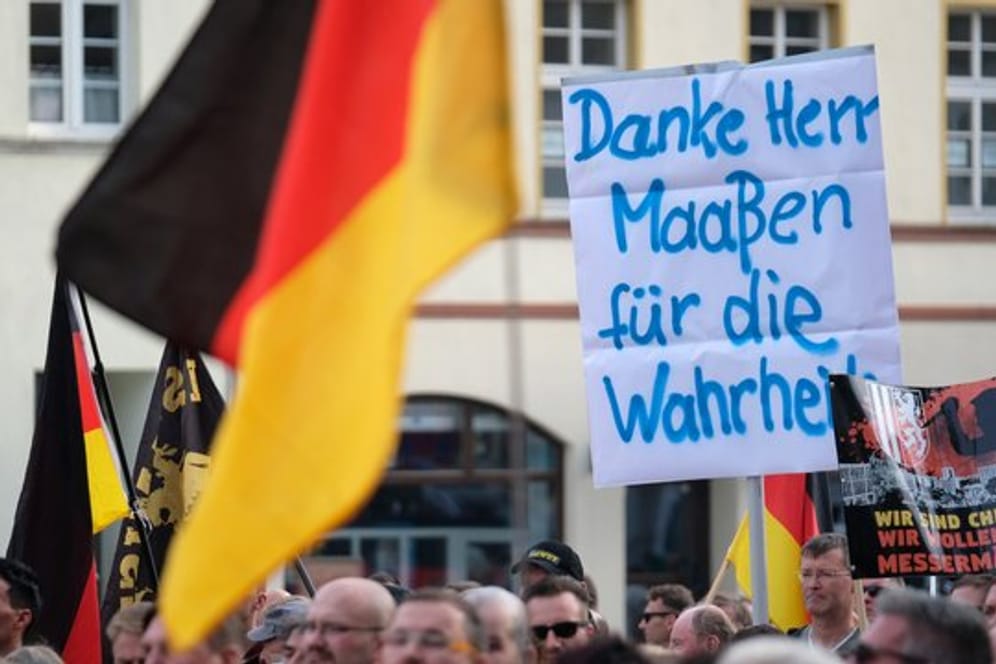 Teilnehmer einer Demonstration von rechtsgerichteten Bündnissen in Köthen halten ein Plakat "Danke Herr Maaßen für die Wahrheit".