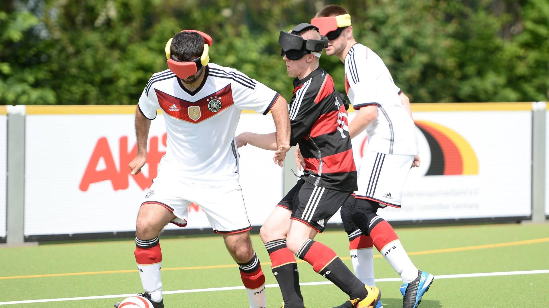 Serdal Celebi (l.) schoss als erster Blindenfußballer das "Tor des Monats". Serdal Celebi (l.) schoss als erster Blindenfußballer das "Tor des Monats".