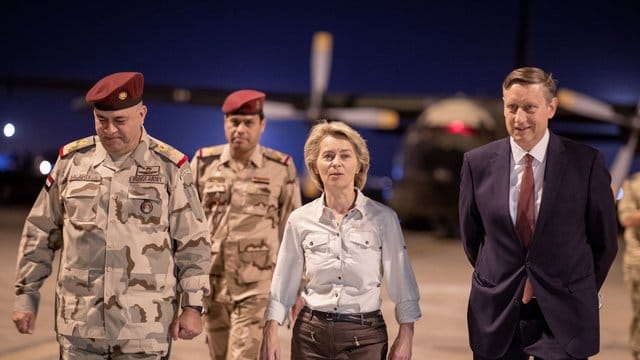 Ursula von der Leyen wird auf dem Flughafen von Bagdad von Cyrill Nunn, dem deutschen Botschafter im Irak, empfangen. Ursula von der Leyen wird auf dem Flughafen von Bagdad von Cyrill Nunn, dem deutschen Botschafter im Irak, empfangen.