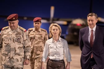 Ursula von der Leyen wird auf dem Flughafen von Bagdad von Cyrill Nunn, dem deutschen Botschafter im Irak, empfangen.