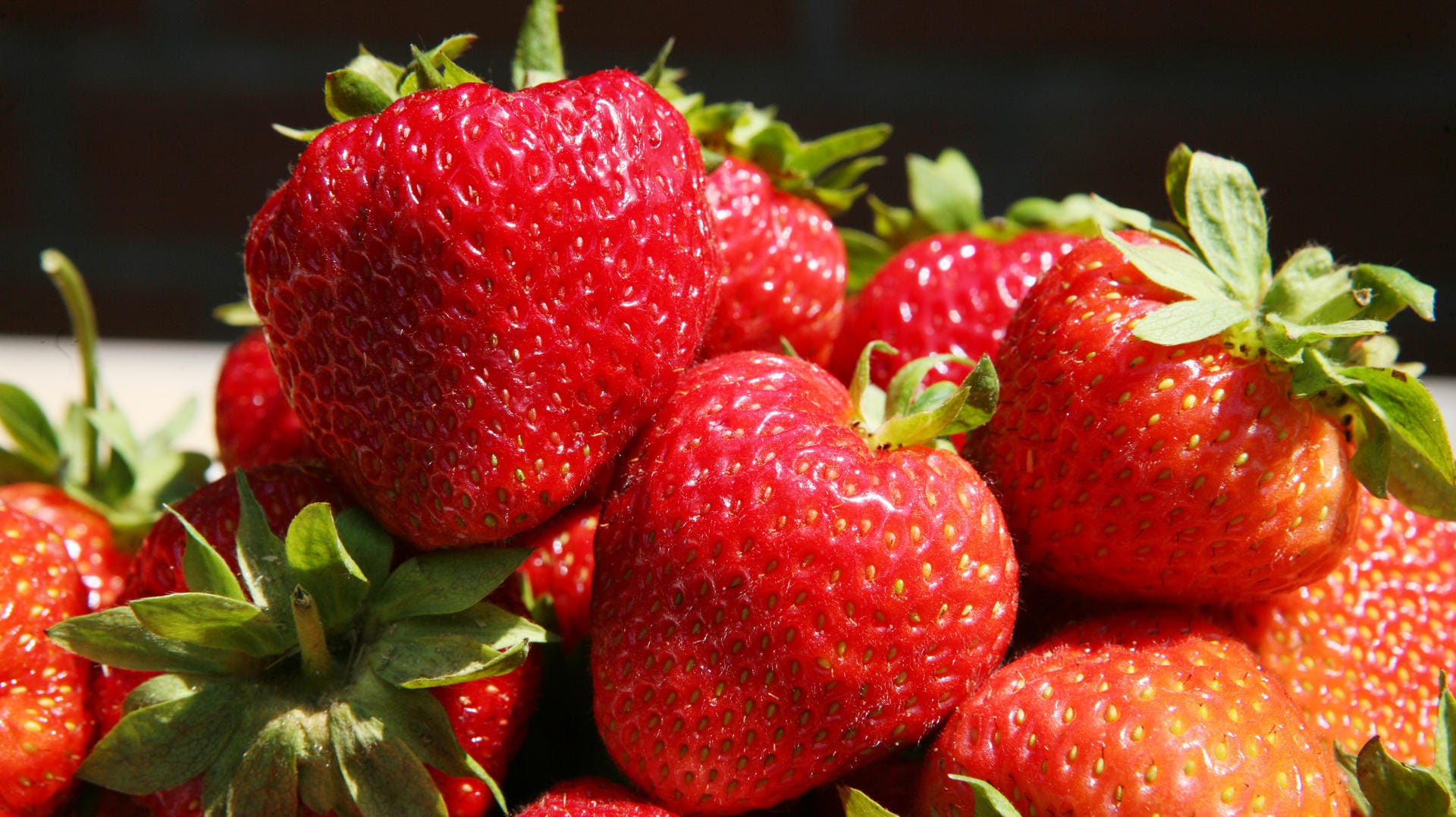 Eine Schale mit Erdbeeren: In Australien spickt ein Unbekannter die Früchte mit Nadeln.