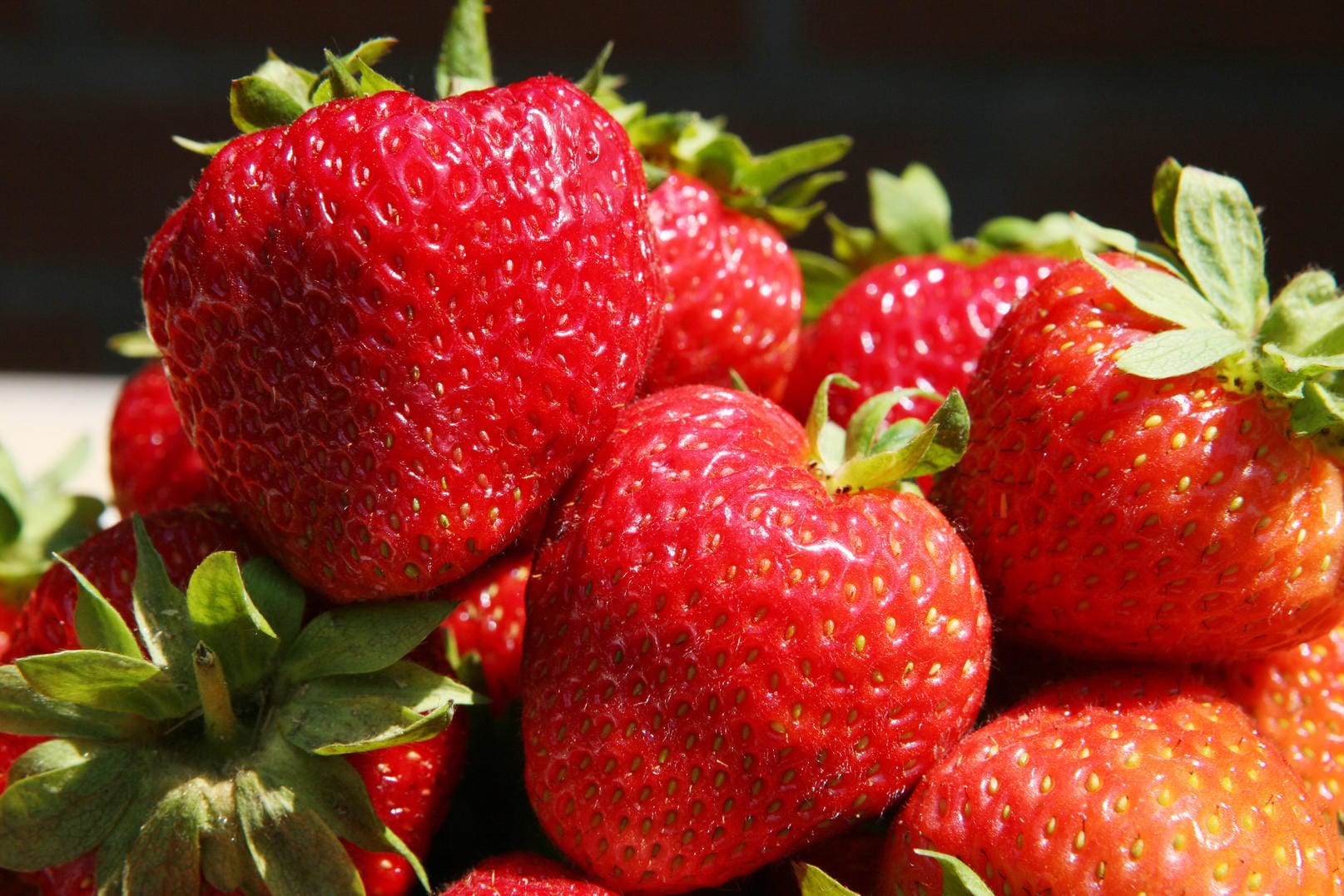 Eine Schale mit Erdbeeren: In Australien spickt ein Unbekannter die Früchte mit Nadeln.
