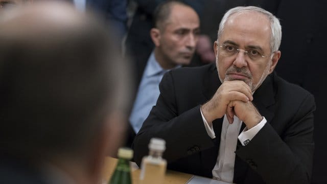 Mohamed Dschawad Sarif: "Die USA wollen dem Rest der Welt ihren politischen und wirtschaftlichen Willen aufzwingen". Mohamed Dschawad Sarif: "Die USA wollen dem Rest der Welt ihren politischen und wirtschaftlichen Willen aufzwingen".
