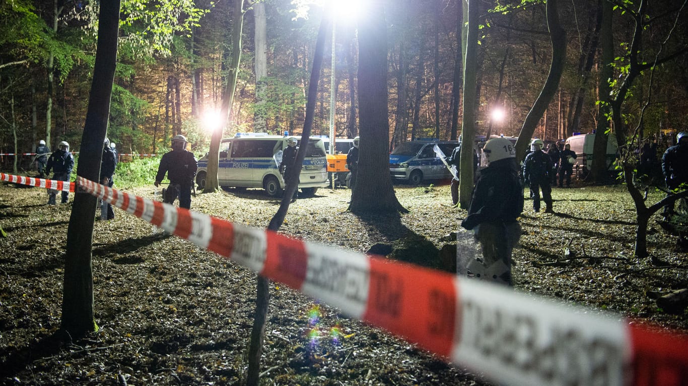 Einsatz im Hambacher Forst: Die Polizei geht weiter gegen Braunkohlegegner vor.